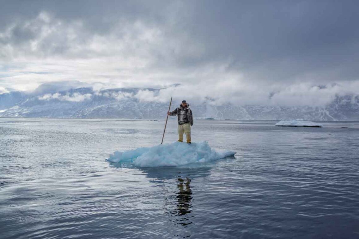 Cacciatore in piedi su piccolo iceberg foto Ciril Jazbec per National Geographic