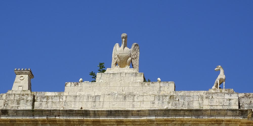Cosa vedere a Noto: dettaglio della Porta Ferdinandea