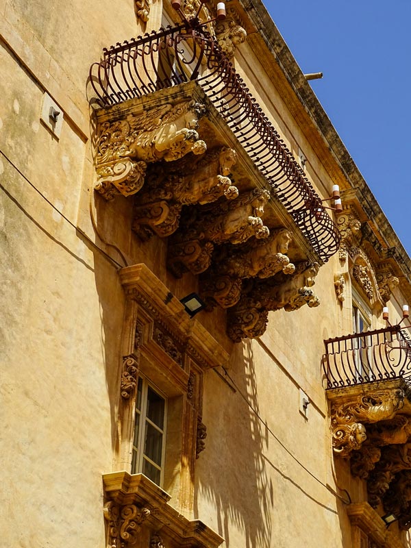 Noto cosa vedere: Palazzo Nicolaci (dettaglio mensola con i cavalli)
