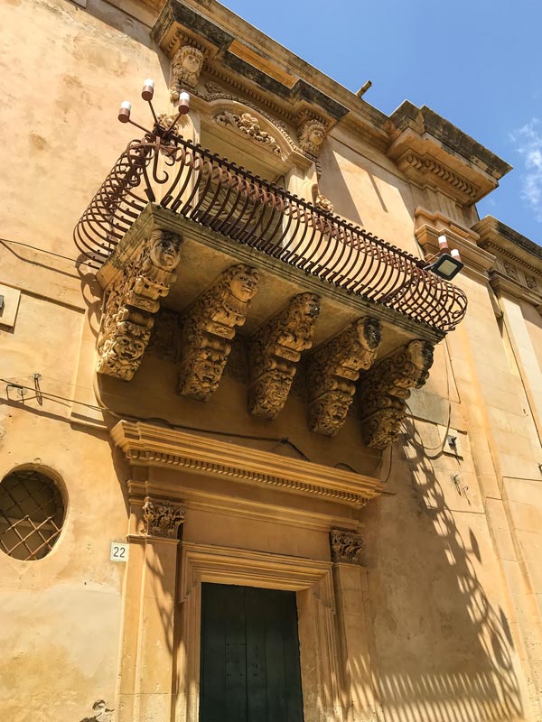 Noto cosa vedere: Palazzo Nicolaci (dettaglio mensole mostri)