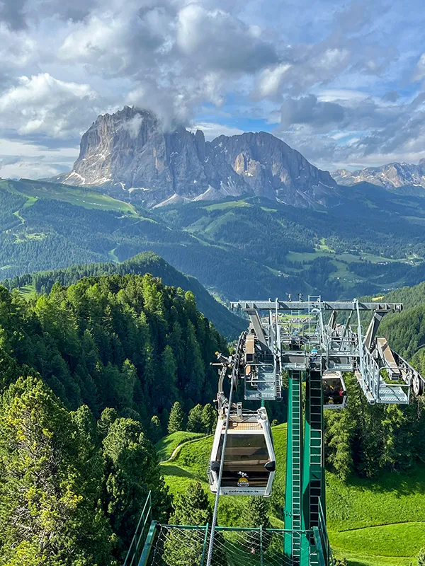 Vista sul Sassolungo e Sassopiatto dalla cabinovia Col Raiser-Seceda