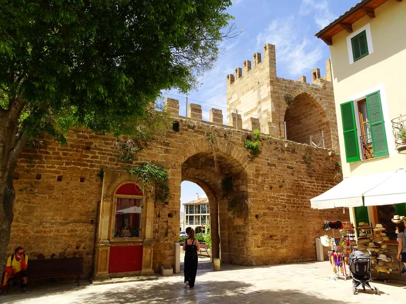 Cosa vedere a Maiorca: porte e mura medievali ad Alcúdia