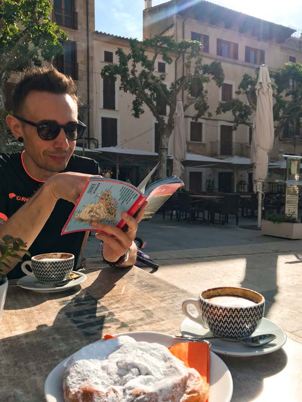 Colazione al bar in piazza a Pollença, Maiorca